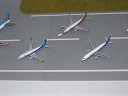 F-toys. 1/500 ANA Wing Collection 2, Boeing B737-700 (Left-2), Airbus A320 (Right-1)